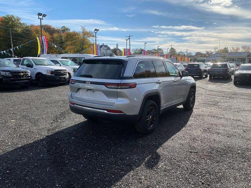 Silver Zynith 2024 Jeep Grand Cherokee Laredo