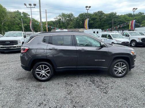Granite Crystal Metallic Clearcoat 2018 Jeep Compass Latitude