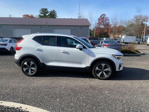 2023 Volvo XC40 B5 Plus Bright Theme