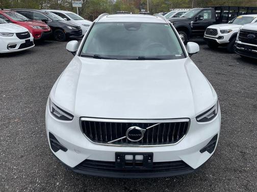 Crystal White Metallic 2023 Volvo XC40 B5 Plus Bright Theme
