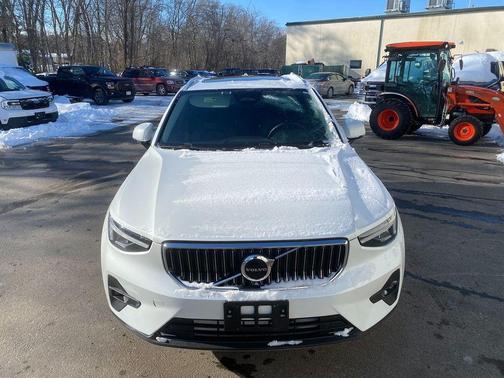 2023 Volvo XC40 B5 Plus Bright Theme