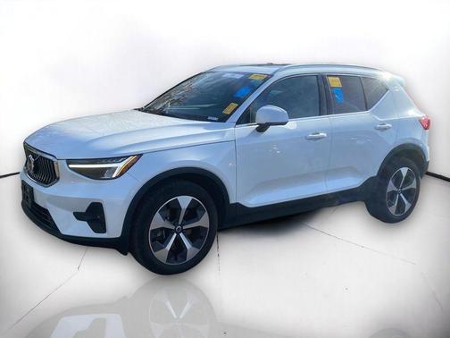 2023 Volvo XC40 B5 Plus Bright Theme