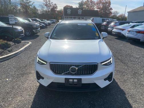 2023 Volvo XC40 B5 Plus Bright Theme