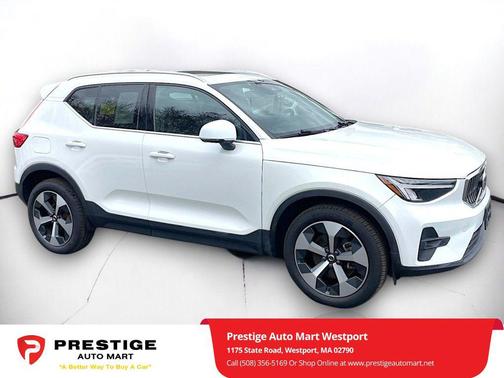 Crystal White Metallic 2023 Volvo XC40 B5 Plus Bright Theme