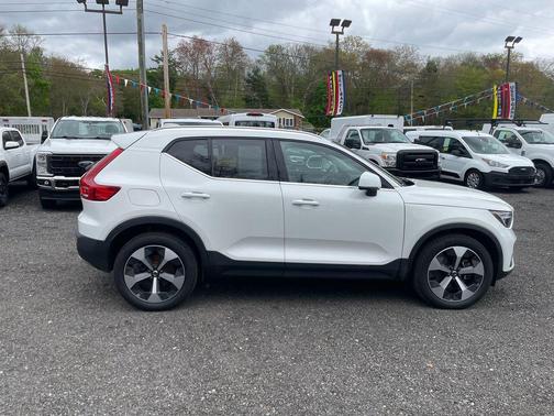 Crystal White Metallic 2023 Volvo XC40 B5 Plus Bright Theme
