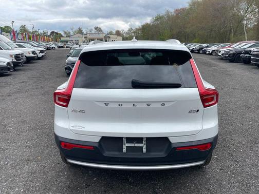 Crystal White Metallic 2023 Volvo XC40 B5 Plus Bright Theme