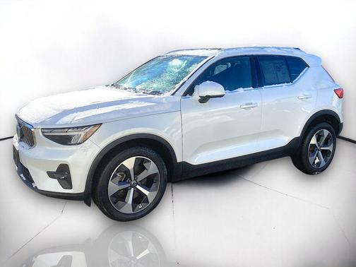 2023 Volvo XC40 B5 Plus Bright Theme