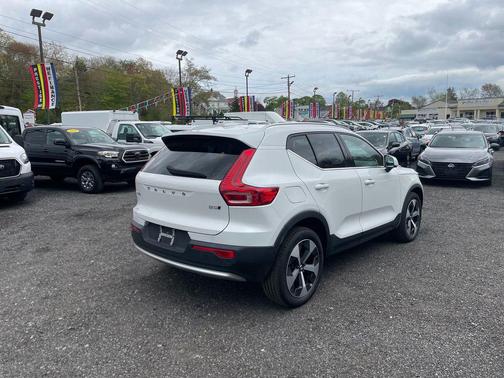 Crystal White Metallic 2023 Volvo XC40 B5 Plus Bright Theme