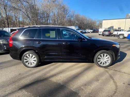 2017 Volvo XC90 T6 Momentum