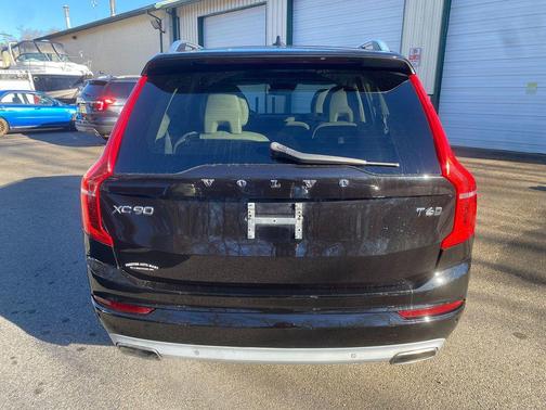 2017 Volvo XC90 T6 Momentum