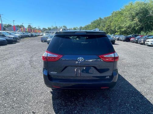 Parisian Night Pearl 2018 Toyota Sienna LE