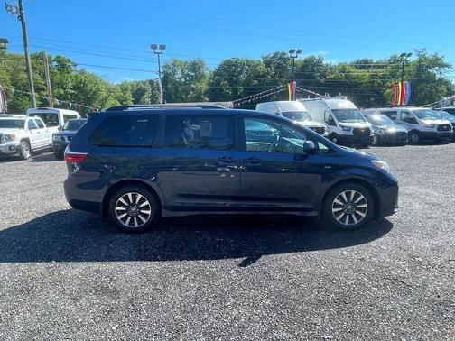 Parisian Night Pearl 2018 Toyota Sienna LE