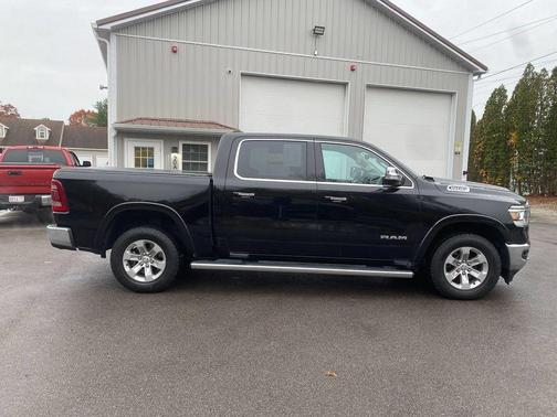 Diamond Black Crystal Pearlcoat 2021 RAM 1500 Laramie