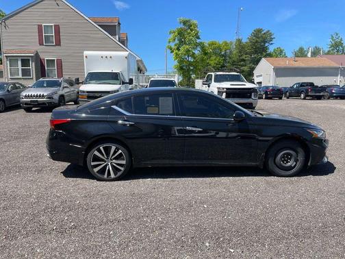 Super Black 2019 Nissan Altima 2.5 Platinum
