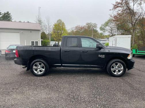 Brilliant Black Crystal Pearlcoat 2019 RAM 1500 Express