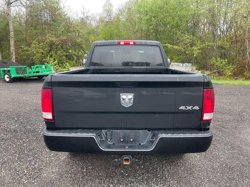 Brilliant Black Crystal Pearlcoat 2019 RAM 1500 Express