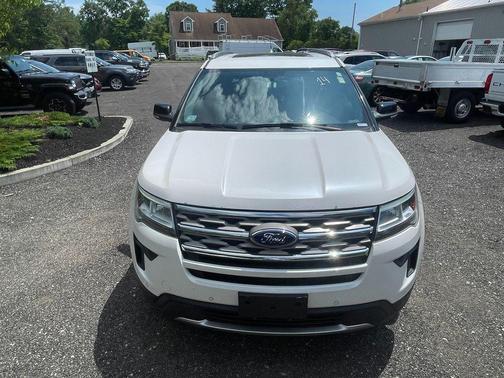 White Platinum Metallic Tri-Coat 2018 Ford Explorer XLT