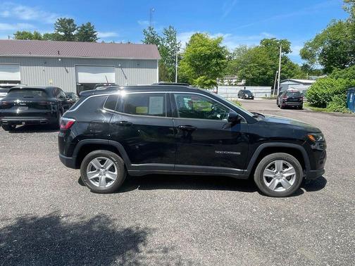 Diamond Black Crystal Pearlcoat 2022 Jeep Compass Latitude