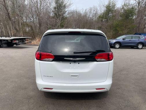 Bright White Clearcoat 2023 Chrysler Voyager LX