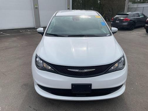 Bright White Clearcoat 2023 Chrysler Voyager LX