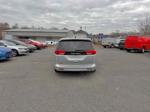 Silver Mist Clearcoat 2023 Chrysler Voyager LX