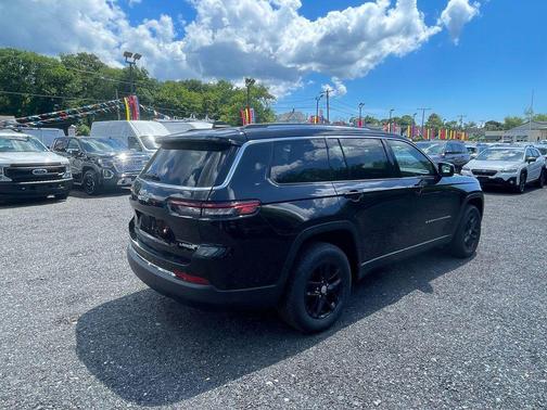 Diamond Black Crystal Pearlcoat 2023 Jeep Grand Cherokee L Laredo