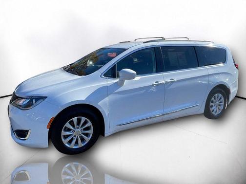 Bright White Clearcoat 2017 Chrysler Pacifica Touring-L