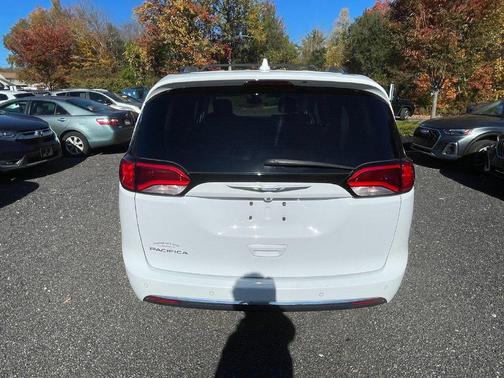 Bright White Clearcoat 2017 Chrysler Pacifica Touring-L