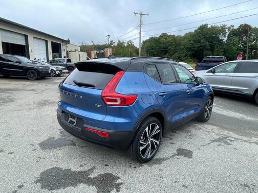 Bursting Blue Metallic 2021 Volvo XC40 T5 R-Design