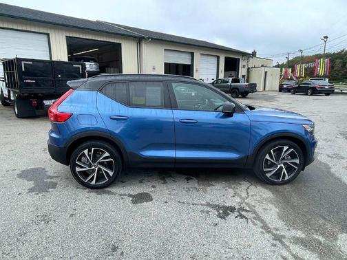 Bursting Blue Metallic 2021 Volvo XC40 T5 R-Design