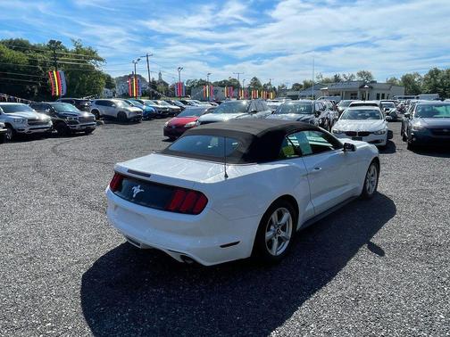 Oxford White 2017 Ford Mustang V6