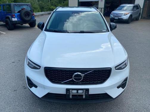 2023 Volvo XC40 B4 Ultimate Dark Theme