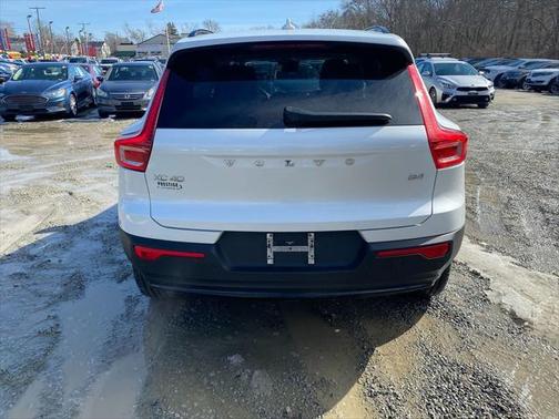 2023 Volvo XC40 B4 Ultimate Dark Theme