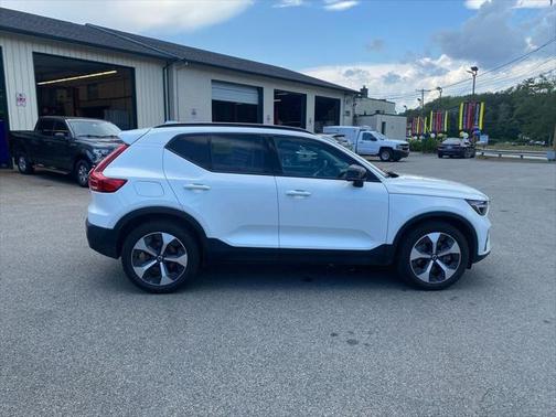 2023 Volvo XC40 B4 Ultimate Dark Theme