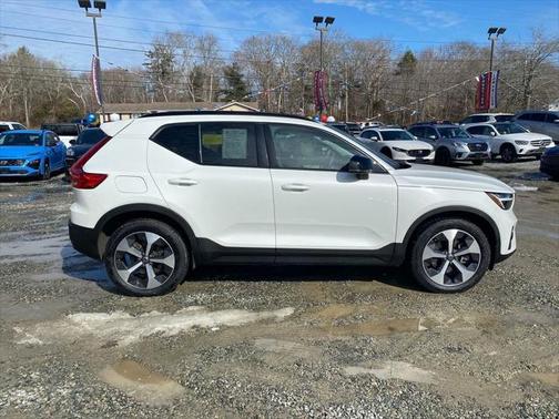 2023 Volvo XC40 B4 Ultimate Dark Theme
