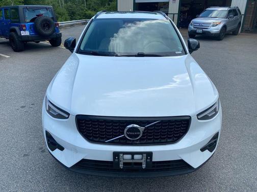 2023 Volvo XC40 B4 Ultimate Dark Theme