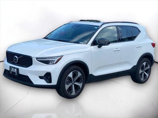 2023 Volvo XC40 B4 Ultimate Dark Theme