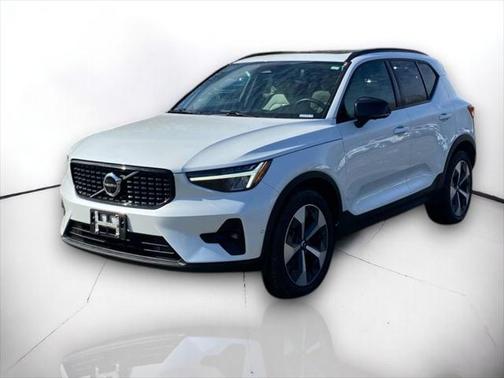 2023 Volvo XC40 B4 Ultimate Dark Theme