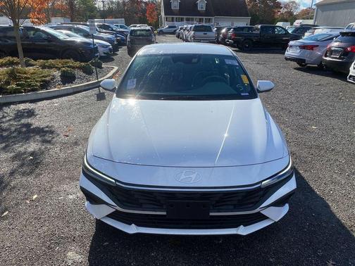 2024 Hyundai ELANTRA SE