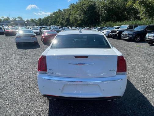 Bright White Clearcoat 2018 Chrysler 300 Touring
