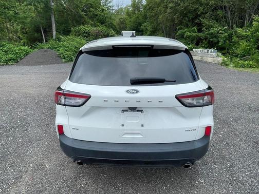 Star White Metallic Tri-Coat 2022 Ford Escape SE