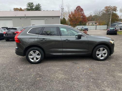 2022 Volvo XC60 B5 Momentum