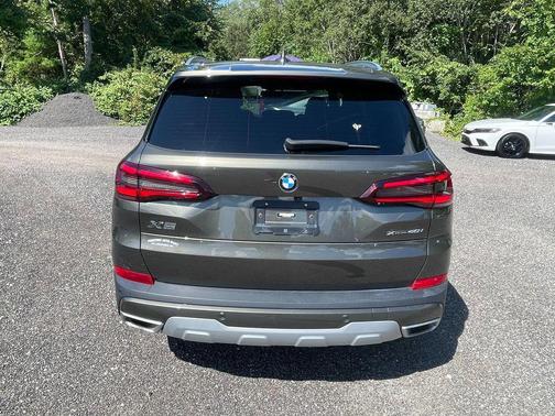 Manhattan Green Metallic 2023 BMW X5 xDrive40i