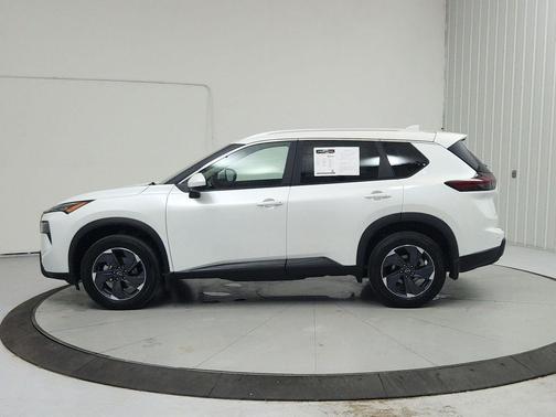 Everest White Pearl 2025 Nissan Rogue SV