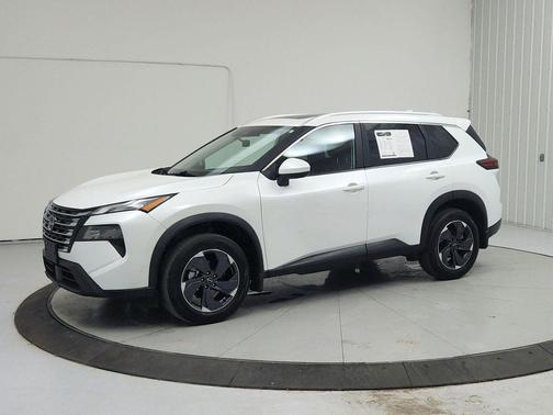 Everest White Pearl 2025 Nissan Rogue SV