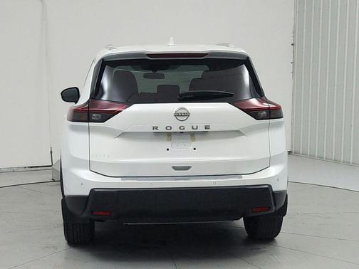 Everest White Pearl 2025 Nissan Rogue SV