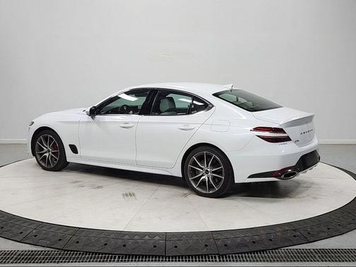 Uyuni White 2025 Genesis G70 2.5T RWD