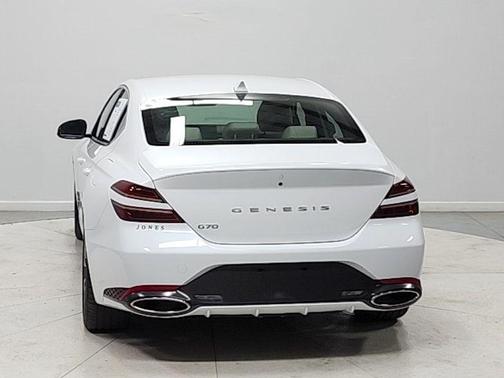 Uyuni White 2025 Genesis G70 2.5T RWD