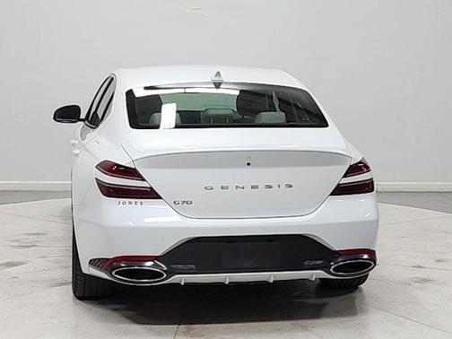 Uyuni White 2025 Genesis G70 2.5T RWD