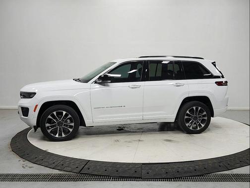Bright White Clearcoat 2022 Jeep Grand Cherokee Overland